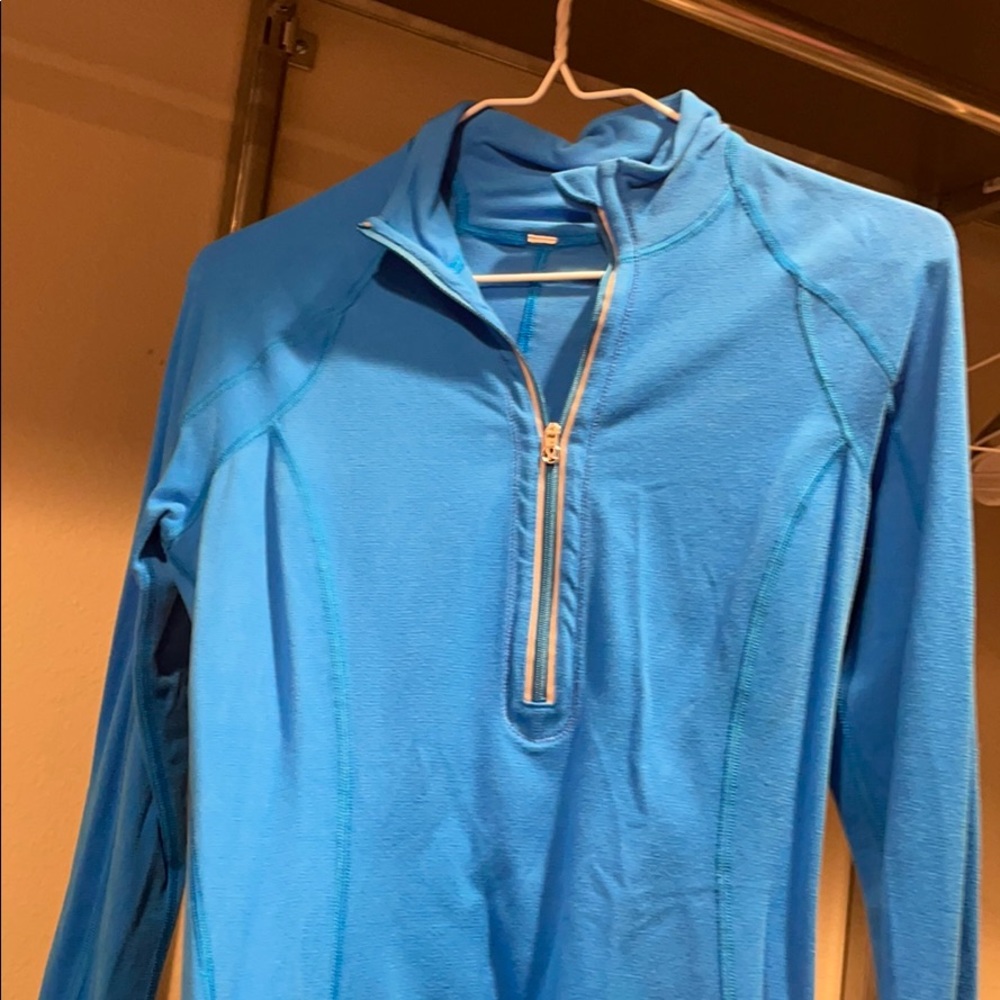 Lululemon quarter zip in great condition. Size 2/4